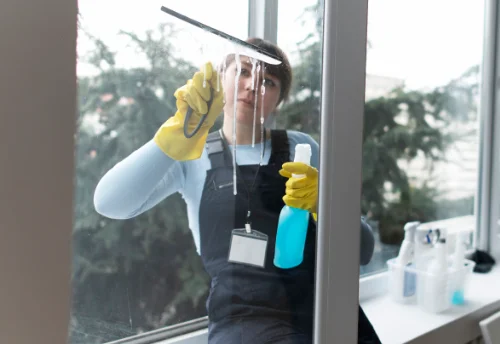 Nettoyage de vitres intérieures et extérieures à Coutures